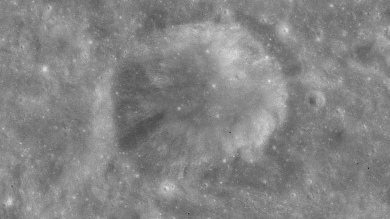 Nicht schön, aber zumindest auf der Mondvorderseite: der Krater Somerville