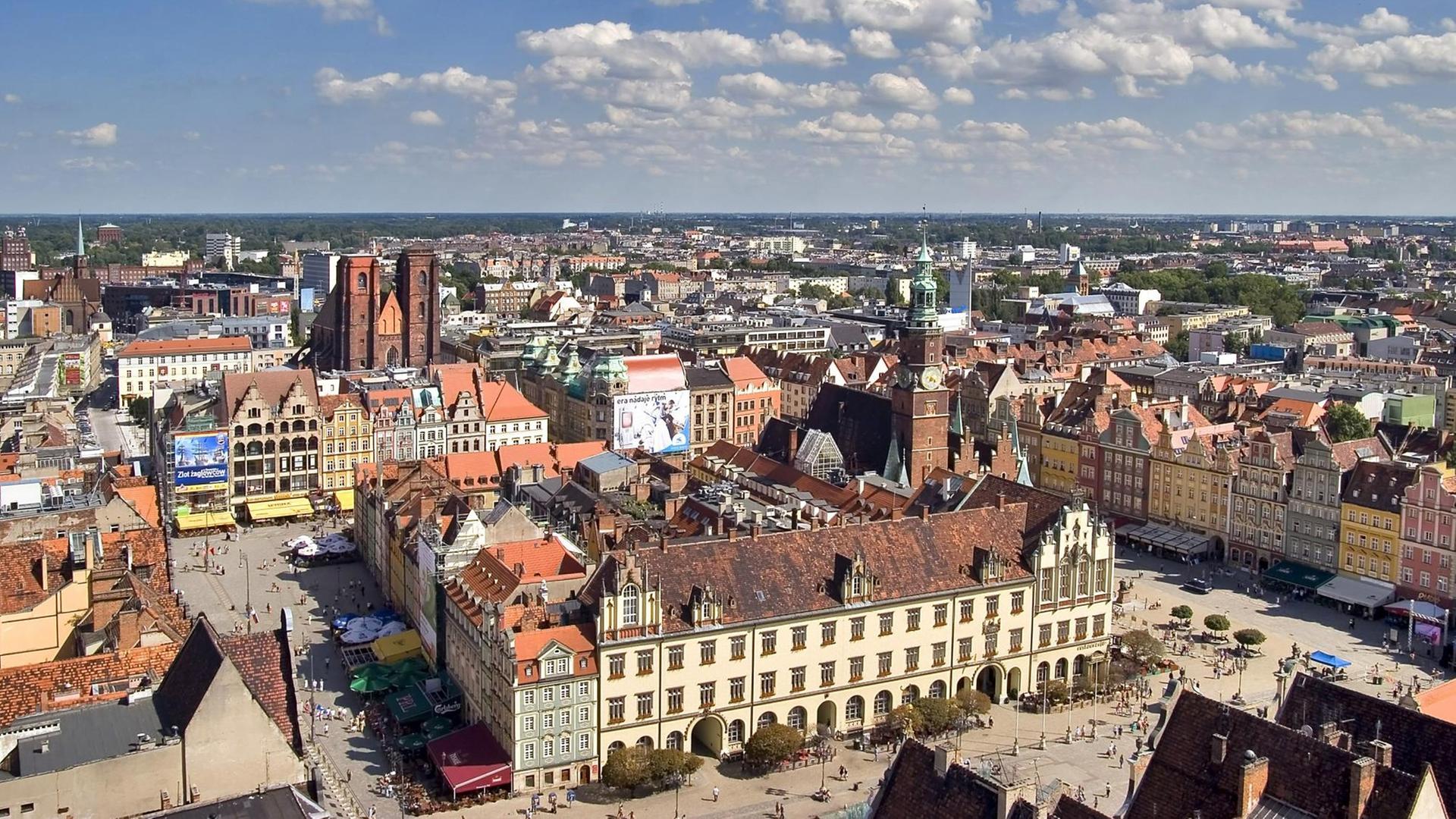 Blick über Breslau(Wroclaw) mit dem gotischen Rathaus und der Maria-Magdalena-Kirche