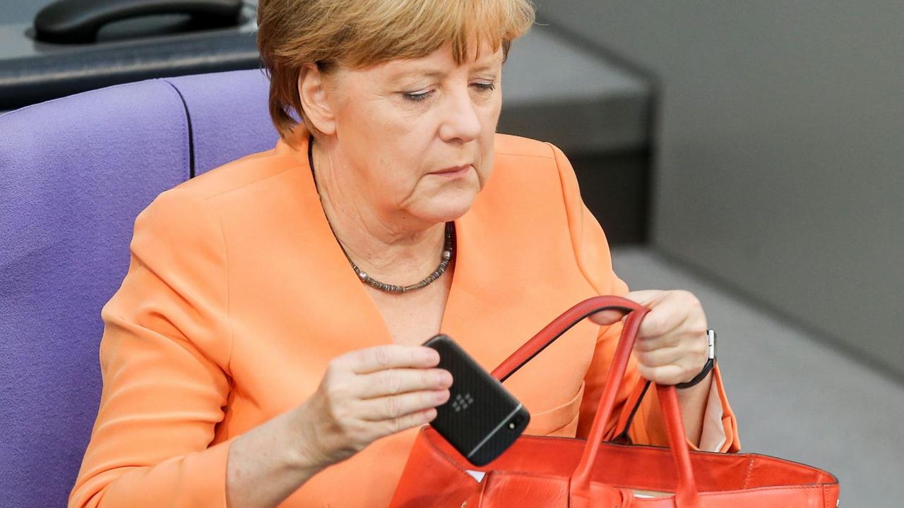 Auch oft unter besonderer Beobachtung durch Klatsch-Zeitungen und seriöse Medien: die Handtaschen Angela Merkels.