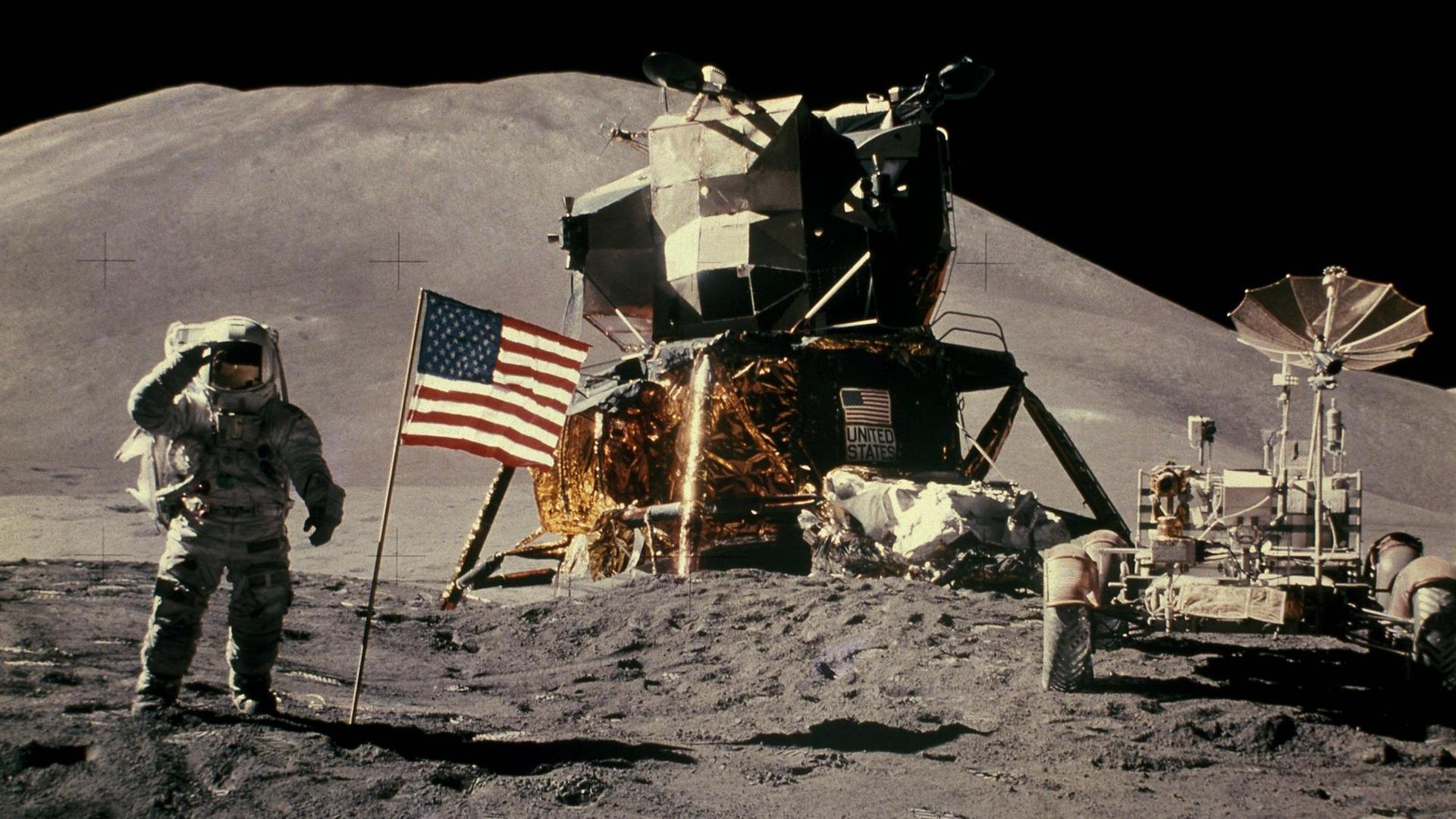 APOLLO 15 1971 Astronaut Jim Irwin salutiert mit der amerikanischen Flagge.