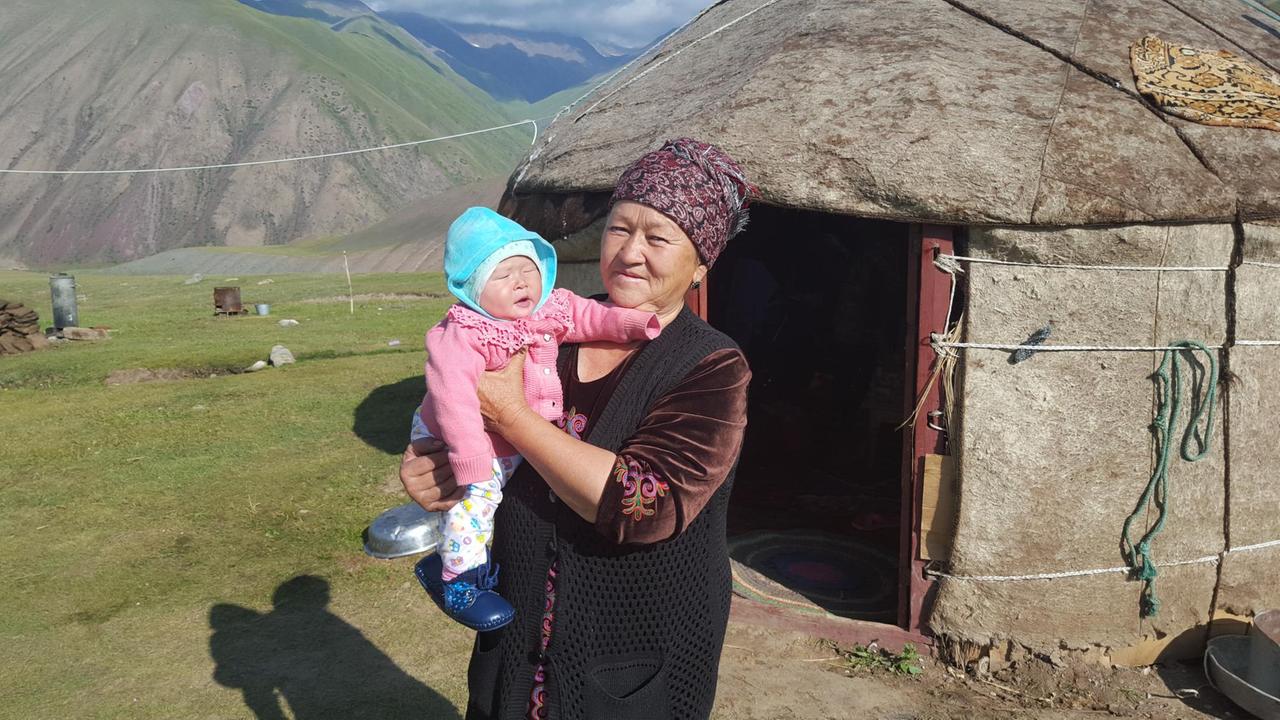 Eine Kirgisin vor ihrer Jurte.