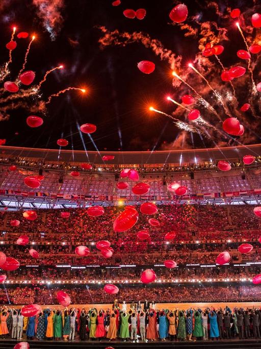 Rote Ballons steigen in den Himmel über dem Stadion in Baku/Aserbaidschan während der Eröffnungsfeier der Europaspiele