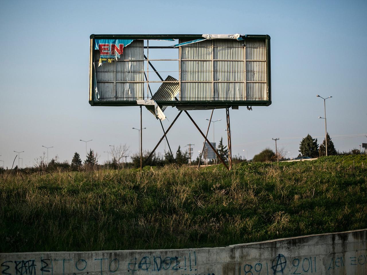 Eine leere Werbefläche in einem Vorort von Thessaloniki in Griechenland. 