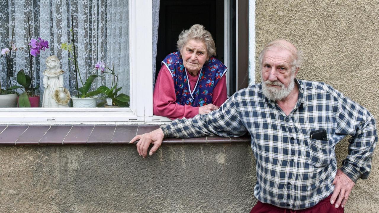 Erika Kühne (79) und Paul Urbanek (71) im brandenburgischen Alwine: Das ganze Dorf soll versteigert werden