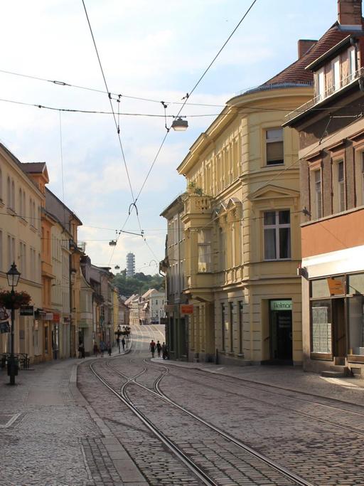 Eine menschenleere Straße in der Stadt Brandenburg.