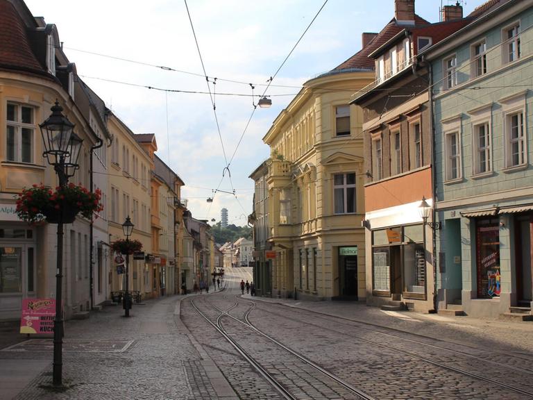 Eine menschenleere Straße in der Stadt Brandenburg.