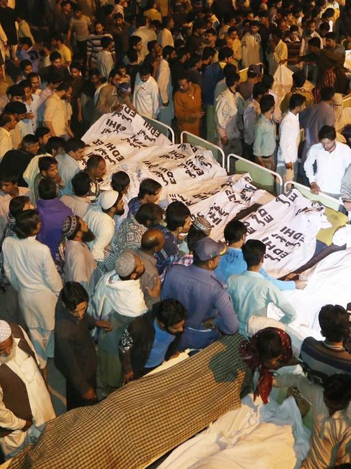 Aufgebahrte Opfer eines Anschlags in Pakistan