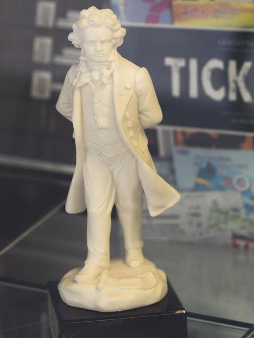 Eine Beethoven-Figur in einem Schaufenster in Bonn