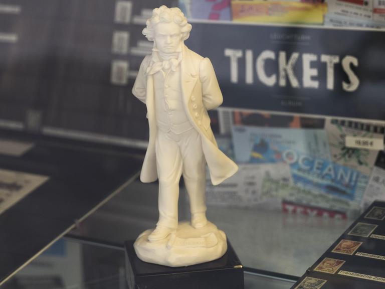 Eine Beethoven-Figur in einem Schaufenster in Bonn