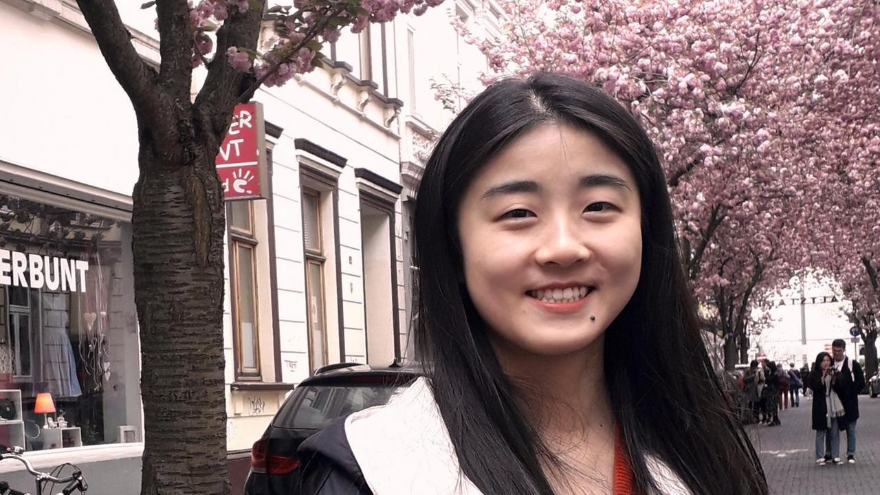 Jingy Yin aus China studiert in Göttingen und ist mit Freunden nach Bonn gefahren um die Kirschblüten in Bonn zu sehen.