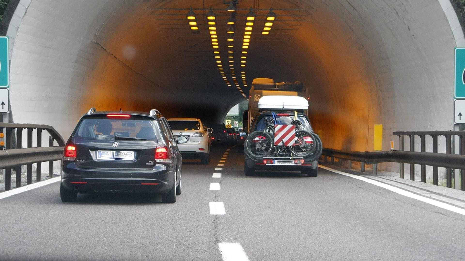 Brennerautobahn. Sie ist die wichtigste und einzige Autobahnverbindung von Nord nach Süd und umgekehrt. Dadurch herrscht auf dieser Autobahn immer ein hohes Verkehrsaufkommen. Sie wurde in den 1960er und 1970er Jahren als eine der ersten Gebirgsautobahnen gebaut. Foto: Klaus Nowottnick Datum: 24.08.2014