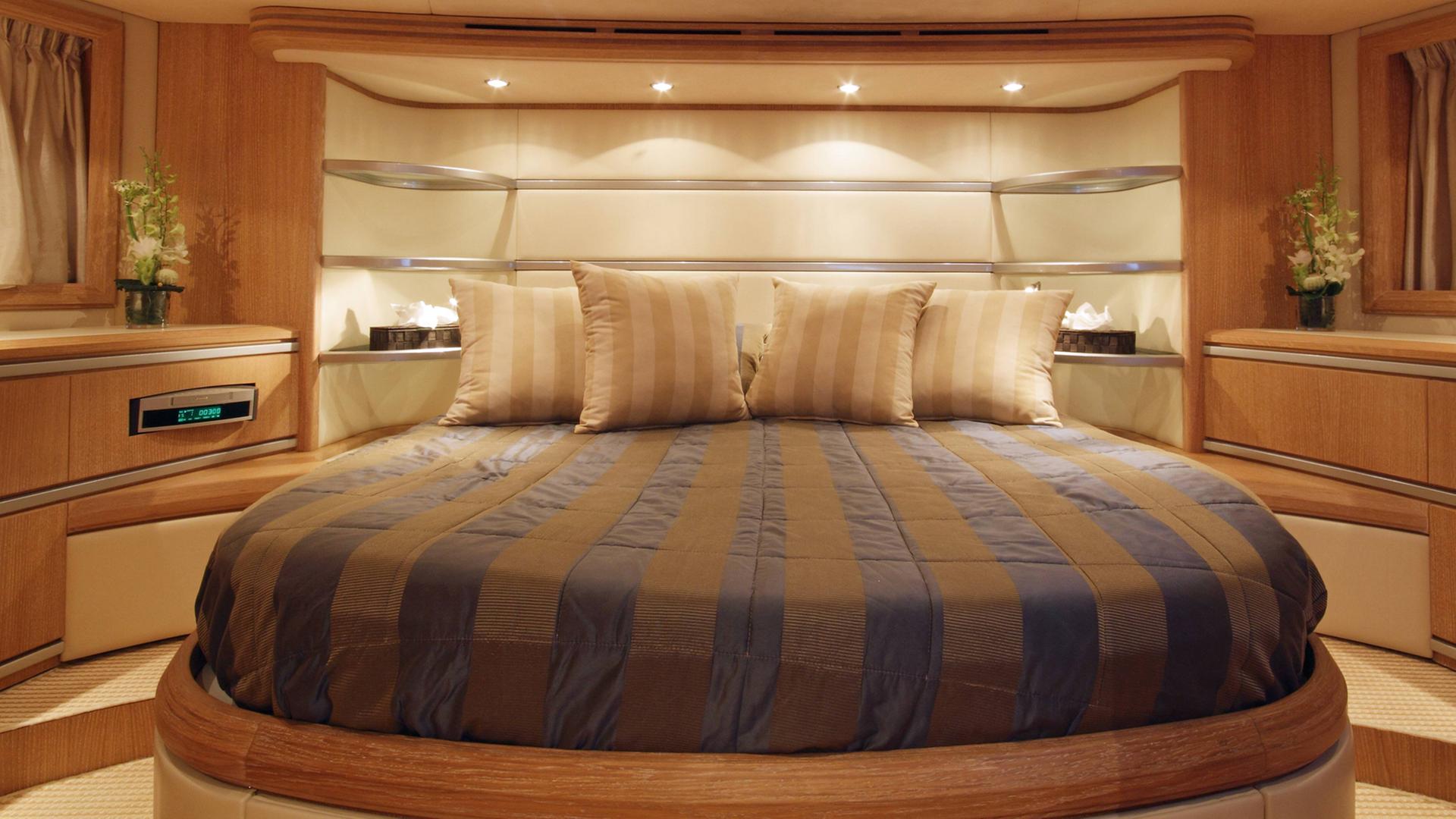 Ein festgezurrtes französisches Bett auf einem Luxusdampfer