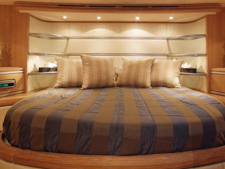 Ein festgezurrtes französisches Bett auf einem Luxusdampfer