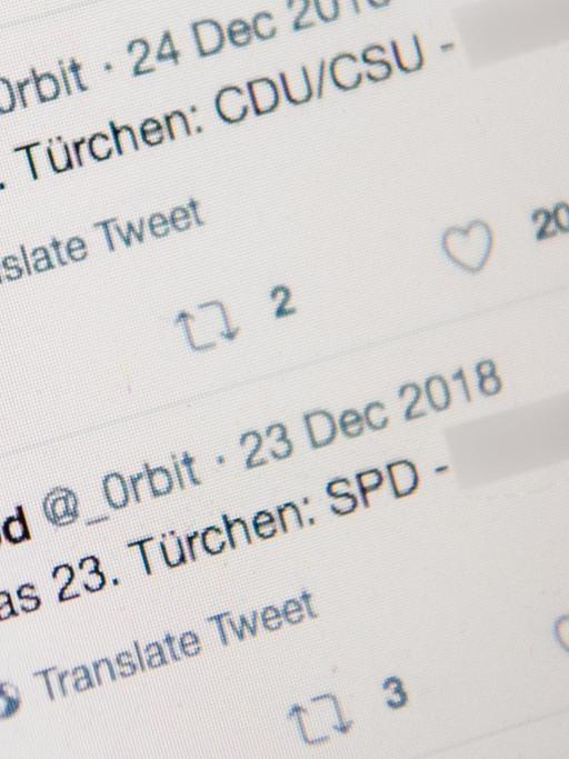 Auf einem Computerbildschirm ist ein Profil beim sozialen Netzwerk Twitter zu sehen, bei dem auf gestohlene Daten von Politikern verlinkt wird.