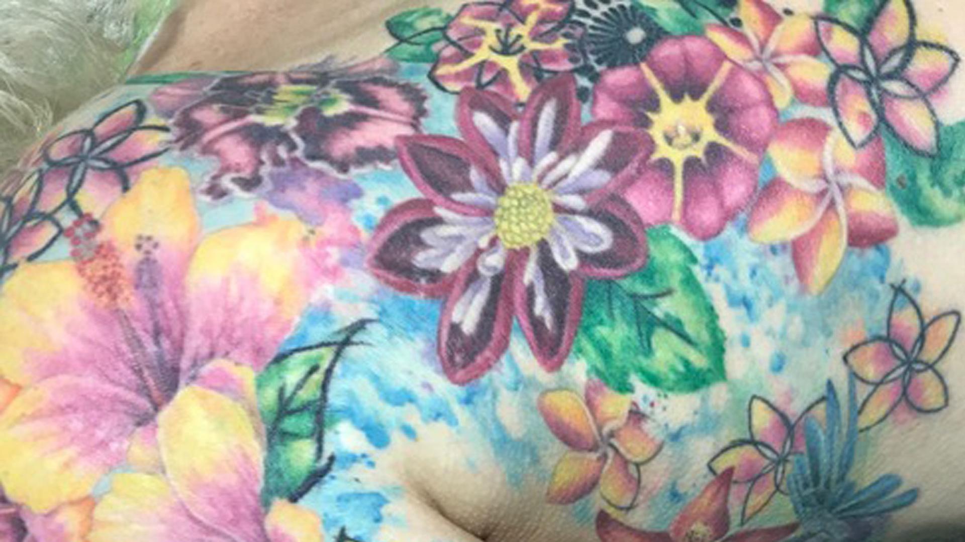 Eine Frau hat sich nach einer Brustkrebs-Operation ein Blumen-Tattoo auf ihrem Oberkörper stechen lassen.