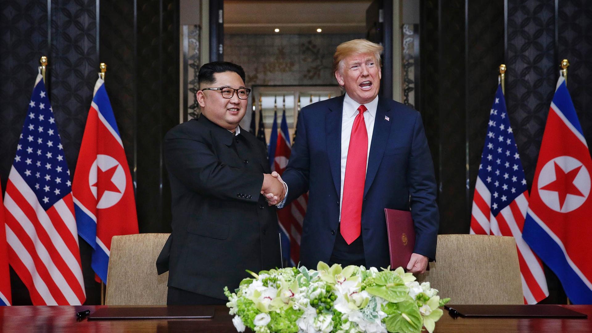 Nordkoreas Diktator Kim Jong-un (l.) und der amerikanische Präsident Donald Trump in Singapur.