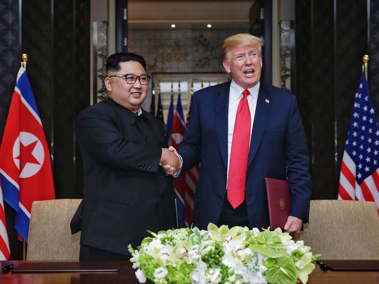 Nordkoreas Diktator Kim Jong-un (l.) und der amerikanische Präsident Donald Trump in Singapur.
