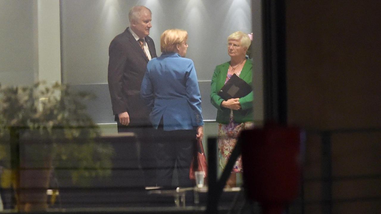 CSU-Chef Horst Seehofer (l-r), Bundeskanzlerin Angela Merkel (CDU,M) und Gerda Hasselfeldt, Vorsitzende der CSU-Landesgruppe im Deutschen Bundestag unterhalten sich in Berlin nach dem Spitzentreffen der Koalition zur Reform der Erbschaftsteuer im Kanzleramt. 