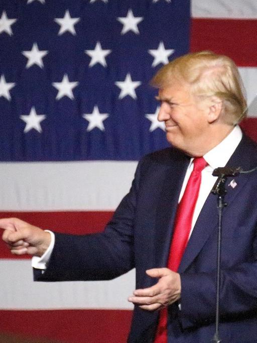 Der republikanische US-Präsidentschaftsbewerber Donald Trump steht während einer Wahlkampfrede im Bundesstaat Florida vor einer großen US-Flagge