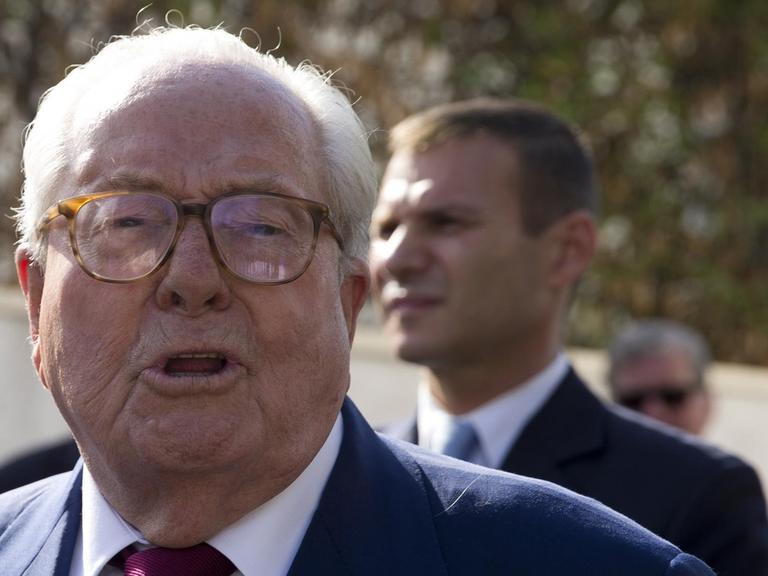 Front-National-Gründer Jean-Marie Le Pen verlässt die Parteizentrale in Nanterre bei Paris.