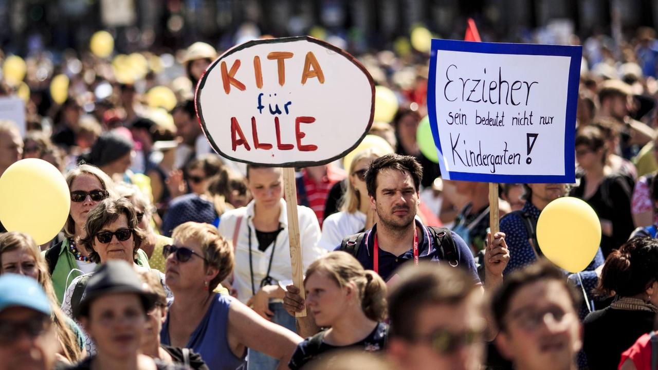 In Berlin demonstrieren Eltern und Erzieher für mehr Plätze in den Kitas und eine bessere Bezahlung der Erzieher.