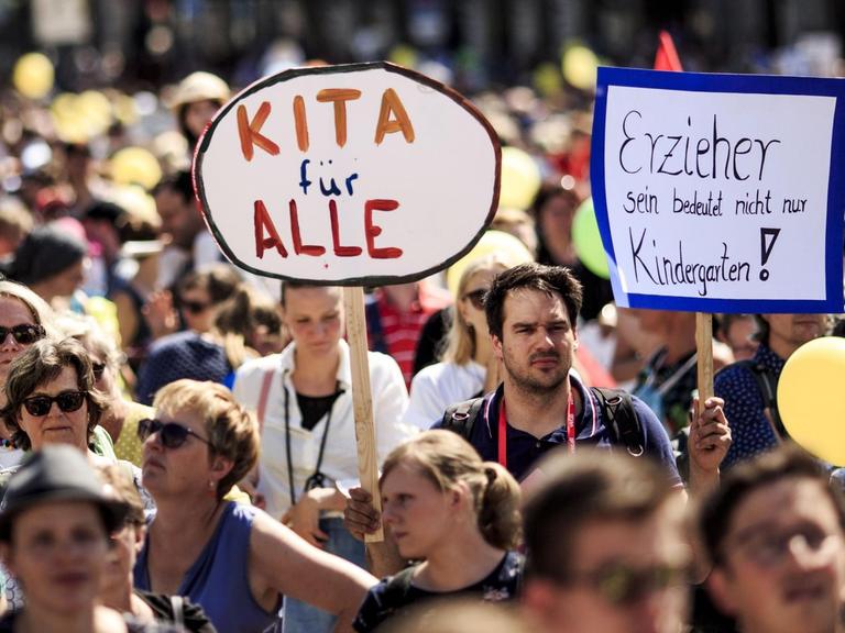 In Berlin demonstrieren Eltern und Erzieher für mehr Plätze in den Kitas und eine bessere Bezahlung der Erzieher.