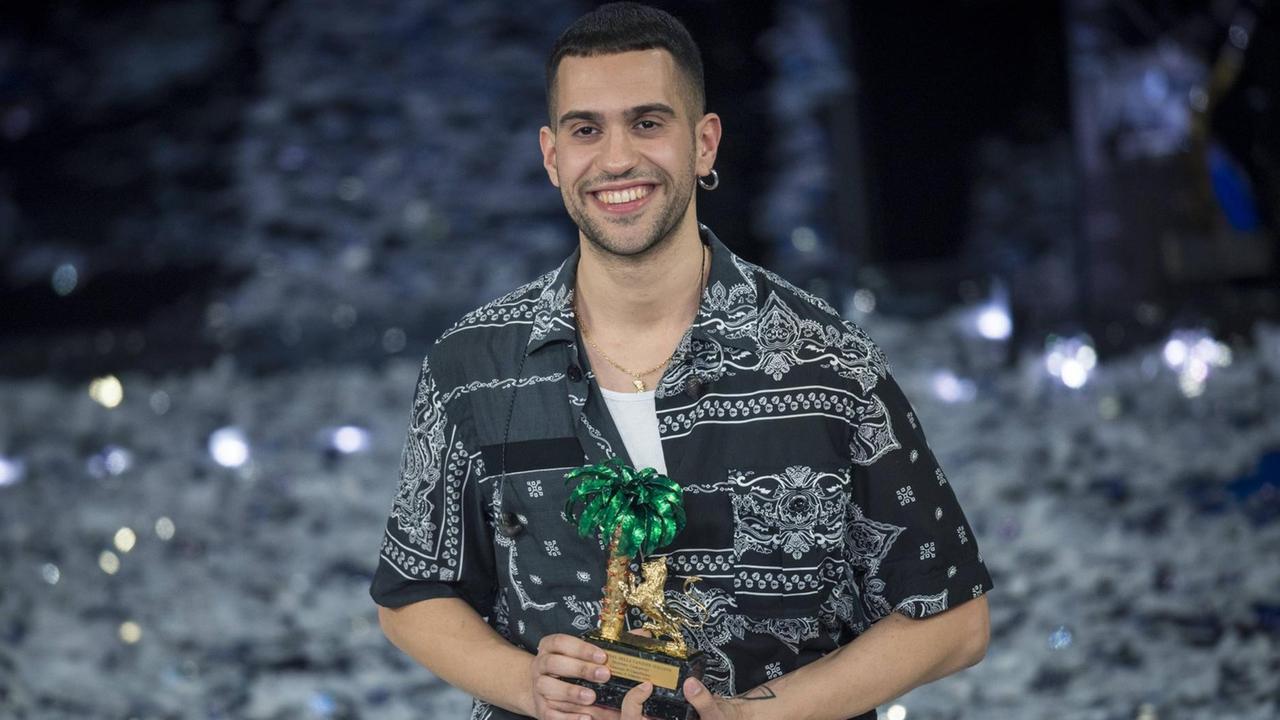 Der italienische Sänger Mahmood hat das Schlagerfestival Sanremo gewonnen. Ein lächelnder junger Mann mit einer Trophäe auf einer Bühne.