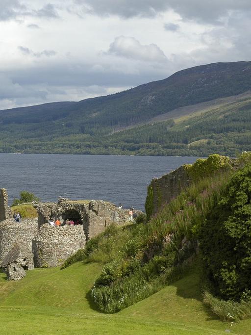 Blick auf die Ruine des Urquhart Castle am Loch Ness in den Schottischen Highlands gelegen, Blickrichtung Osten vom Highway A62 aus gesehen. Aufgenommen am 13.08.2010
