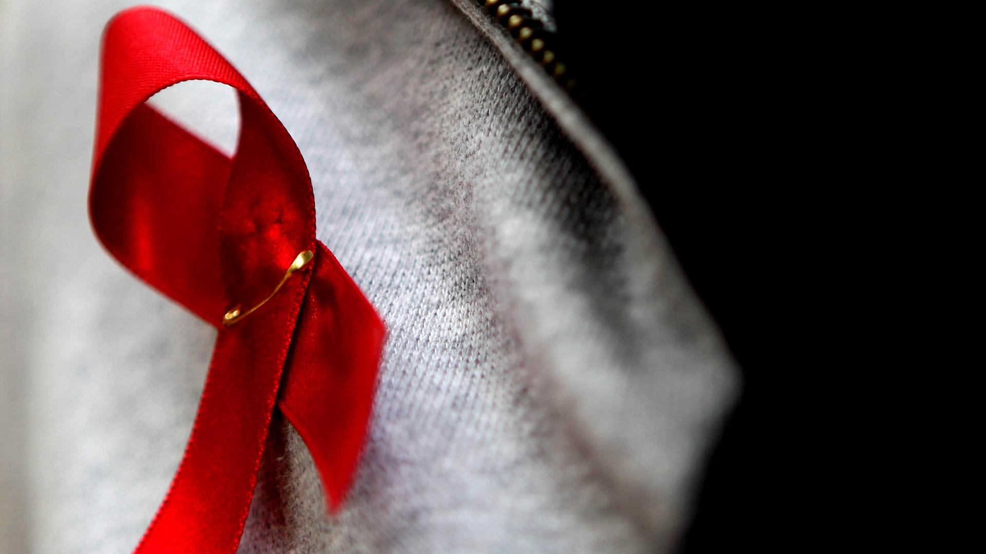 Die rote Schleife als Zeichen der Solidarität mit HIV-infizierten Menschen