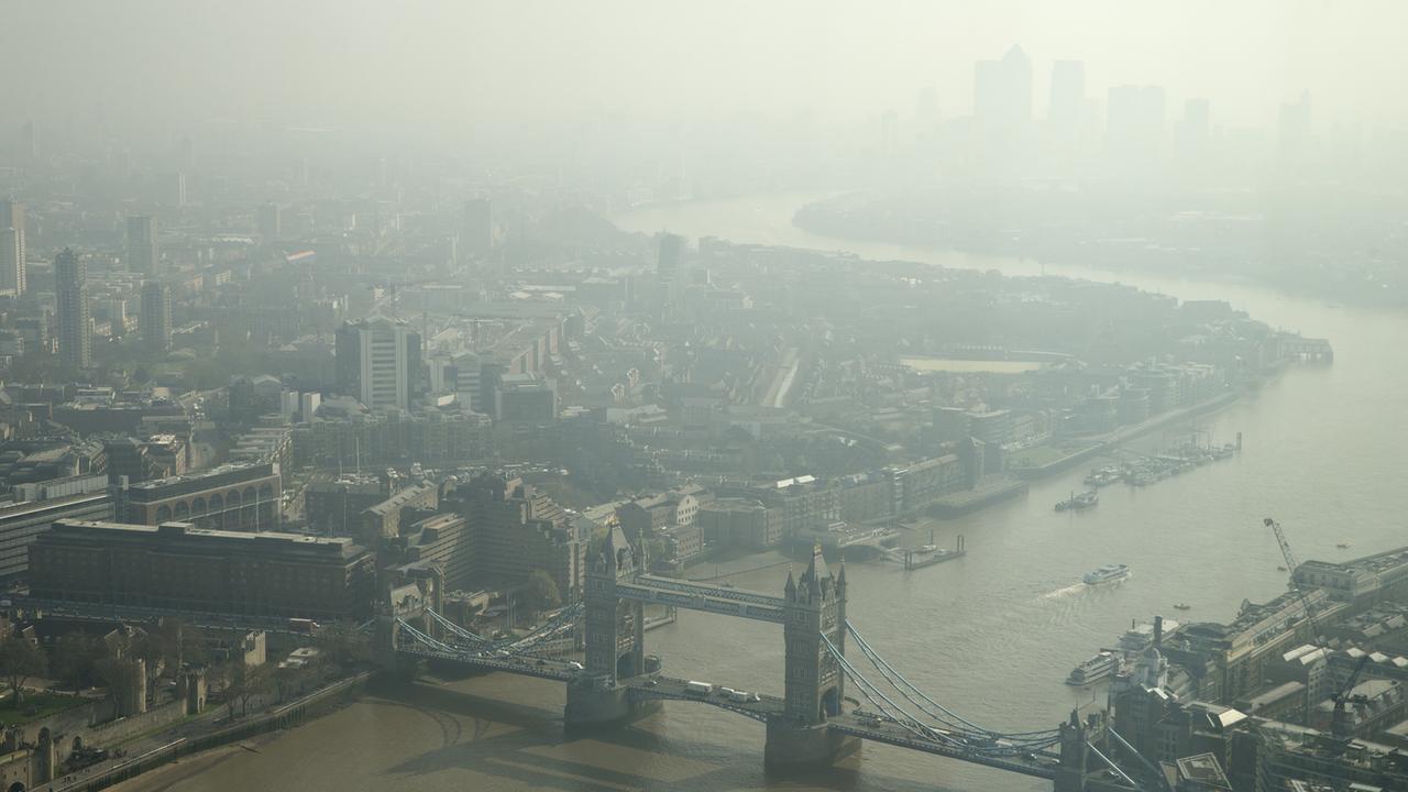 Smog über London mit Blick auf die Tower Bridge.
