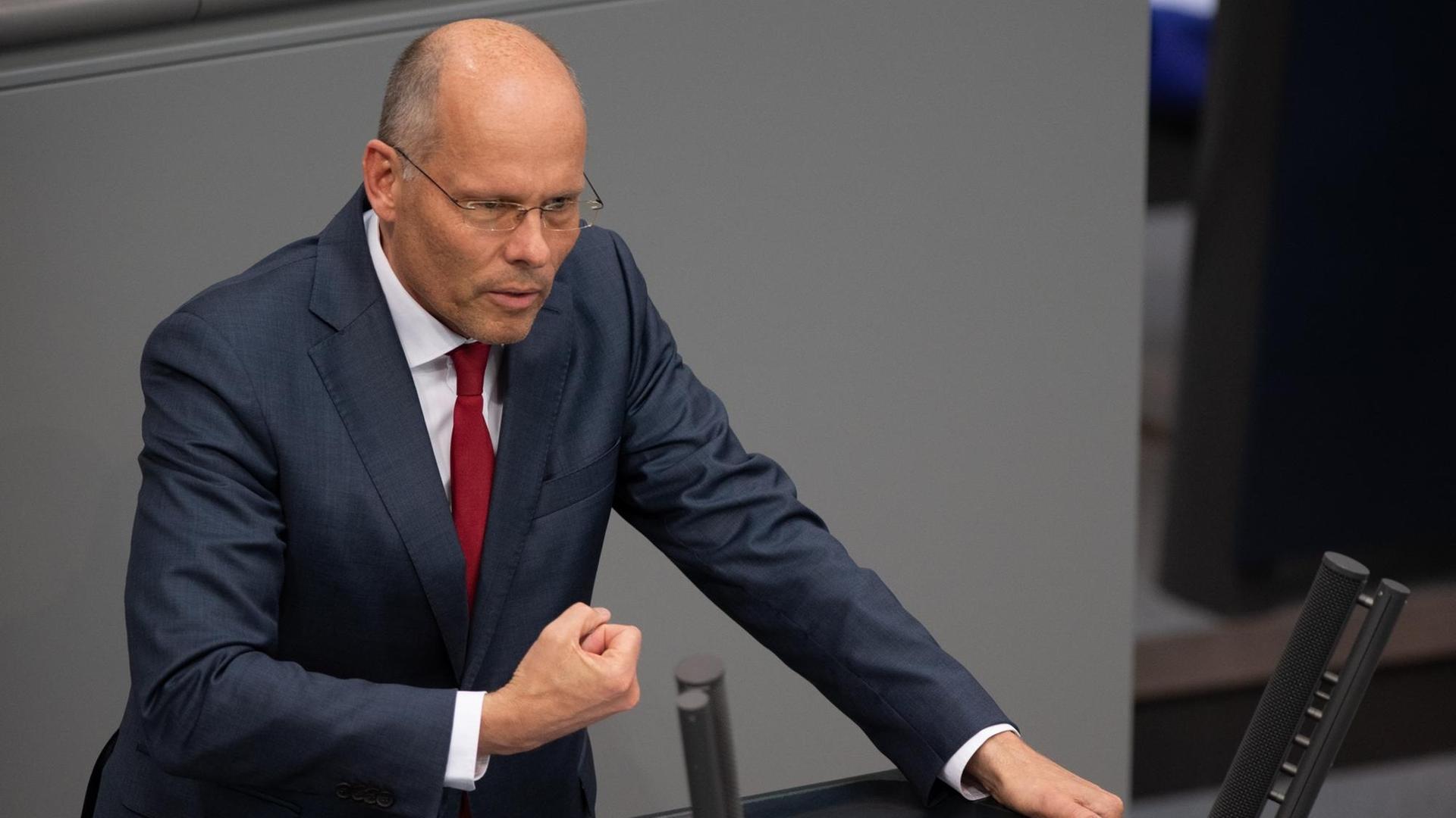 Peter Beyer (CDU) spricht in der Plenarsitzung im Deutschen Bundestag