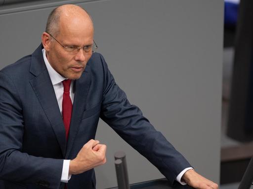 Peter Beyer (CDU) spricht in der Plenarsitzung im Deutschen Bundestag