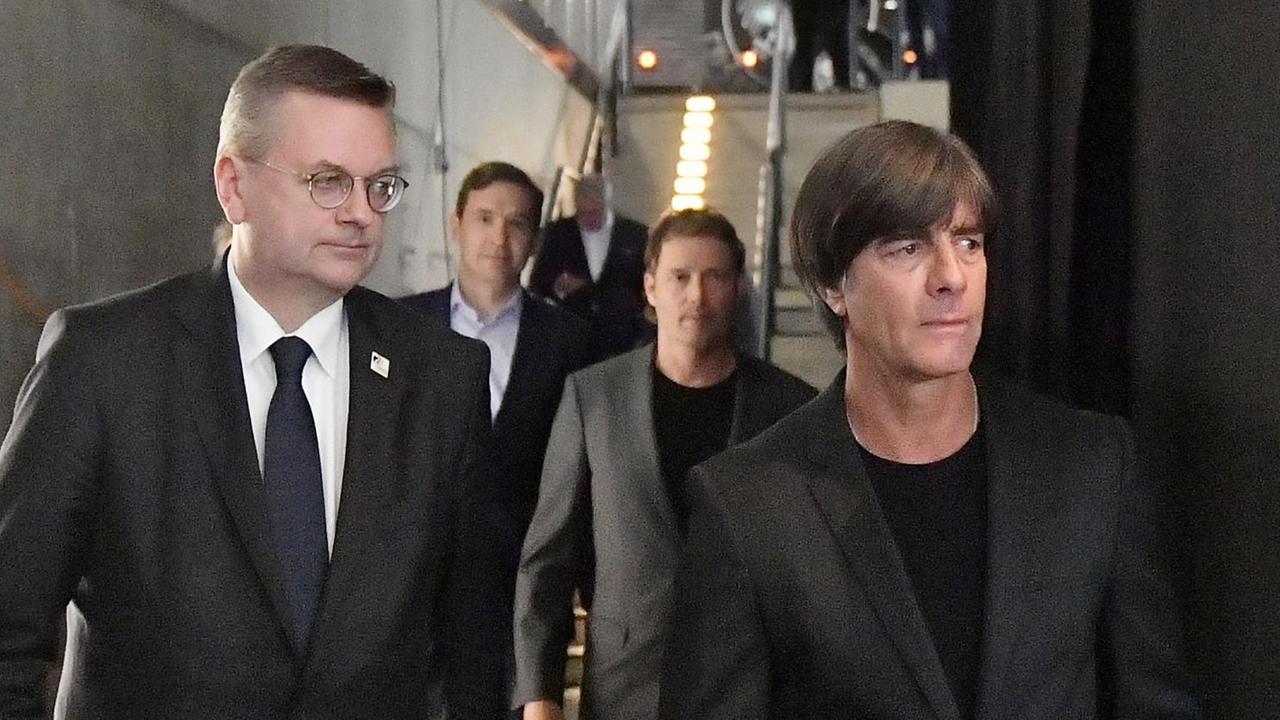 Bundestrainer Löw und DFB-Präsident Grindel bei der Bekanntgabe des WM-Kaders