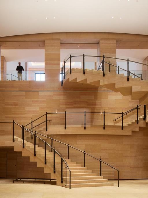 HANDOUT - 15.04.2021, USA, Philadelphia: Das Williams Forum, nach Westen ausgerichtet in Richtung Lenfest Hall, im Philadelphia Museum of Art. (zu "Philadelphia Museum of Art von Star-Architekt Gehry umgebaut" - Important: By downloading this image, you are agreeing to the following permissions: Images are provided exclusively to the press, and only for purposes of publicity for the duration of an exhibition at the PMA. The Museum grants permission to use images only to the extent of its ownership rights relating to those images--the responsibility for any additional permissions remains solely with the party reproducing the images. In addition, the images must be accompanied by the credit line and any copyright information as it appears above, and the party reproducing the images must not distort or mutilate the images.) Foto: Hall + Merrick Photographers/Philadelphia Museum of Art/dpa - ACHTUNG: Nur zur redaktionellen Verwendung im Zusammenhang mit der aktuellen Berichterstattung und nur mit vollständiger Nennung des vorstehenden Credits +++ dpa-Bildfunk +++