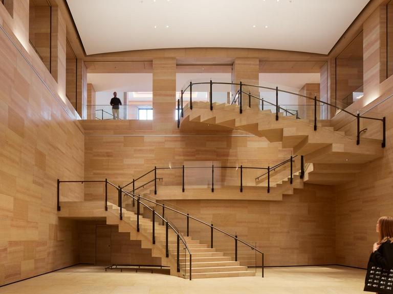 HANDOUT - 15.04.2021, USA, Philadelphia: Das Williams Forum, nach Westen ausgerichtet in Richtung Lenfest Hall, im Philadelphia Museum of Art. (zu "Philadelphia Museum of Art von Star-Architekt Gehry umgebaut" - Important: By downloading this image, you are agreeing to the following permissions: Images are provided exclusively to the press, and only for purposes of publicity for the duration of an exhibition at the PMA. The Museum grants permission to use images only to the extent of its ownership rights relating to those images--the responsibility for any additional permissions remains solely with the party reproducing the images. In addition, the images must be accompanied by the credit line and any copyright information as it appears above, and the party reproducing the images must not distort or mutilate the images.) Foto: Hall + Merrick Photographers/Philadelphia Museum of Art/dpa - ACHTUNG: Nur zur redaktionellen Verwendung im Zusammenhang mit der aktuellen Berichterstattung und nur mit vollständiger Nennung des vorstehenden Credits +++ dpa-Bildfunk +++