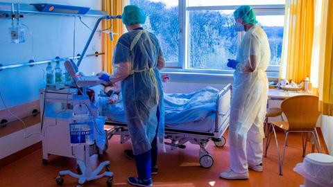 26.03.2020, Mecklenburg-Vorpommern, Schwerin: Ein Stop-Schild hängt an der Zugangstür zur Isolierstation für Coronavirus-Behandlungen in der Helios-Klinik. Auf den Isolierstationen tragen die Ärzte, Schwestern und Mitarbeiter Schutzanzüge, Brillen und Mundschutz. Das Helios Klinikum bereitet sich auf einen Anstieg bei Corona-Fälle vor. Foto: Jens Büttner/dpa-Zentralbild/ZB | Verwendung weltweit