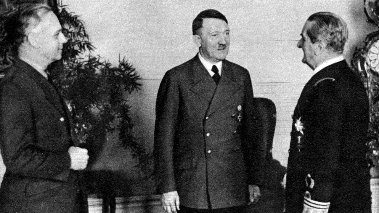 Der ungarische Admiral Miklós Horthy (r) 1943 im Gespräch mit Hitler und dem deutschen Außenminister Ribbentrop.