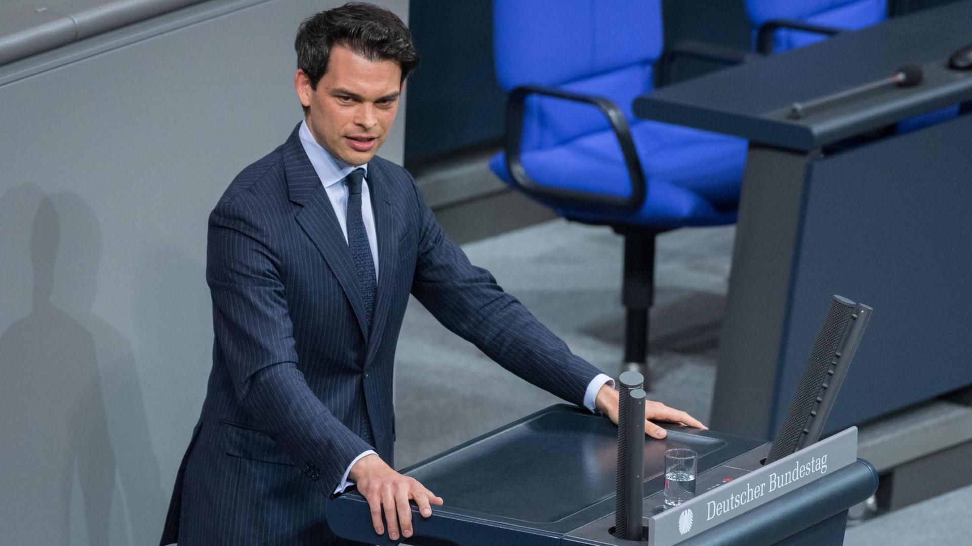 Christoph Ploß steht am Redepult des Bundestags.