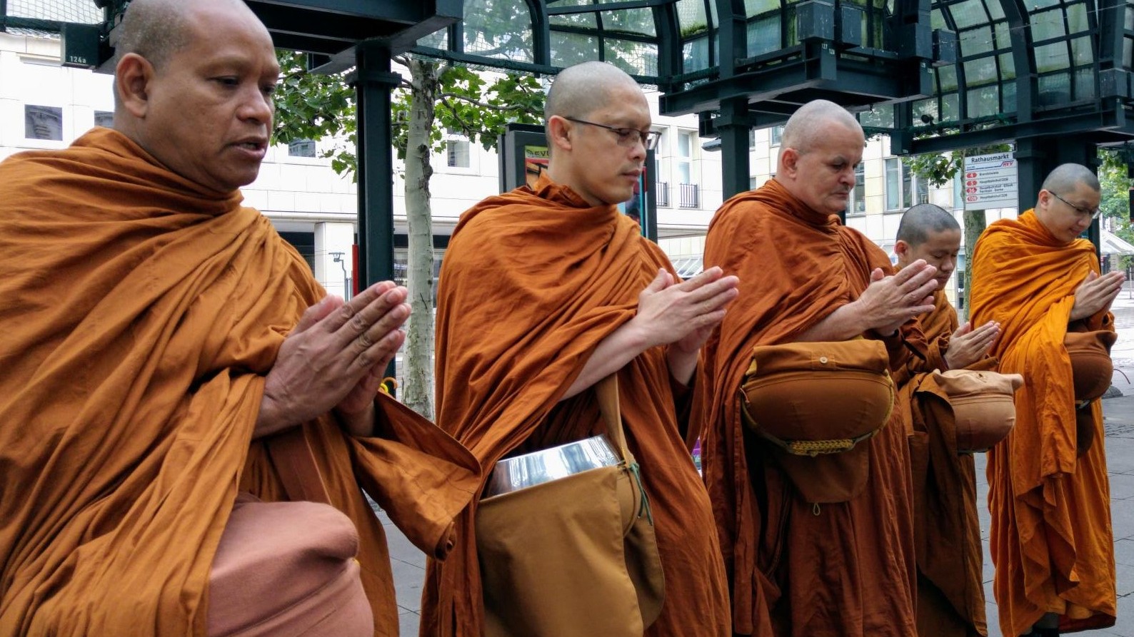 Buddhistische Mönche in Hamburg - Kochen für gutes Karma