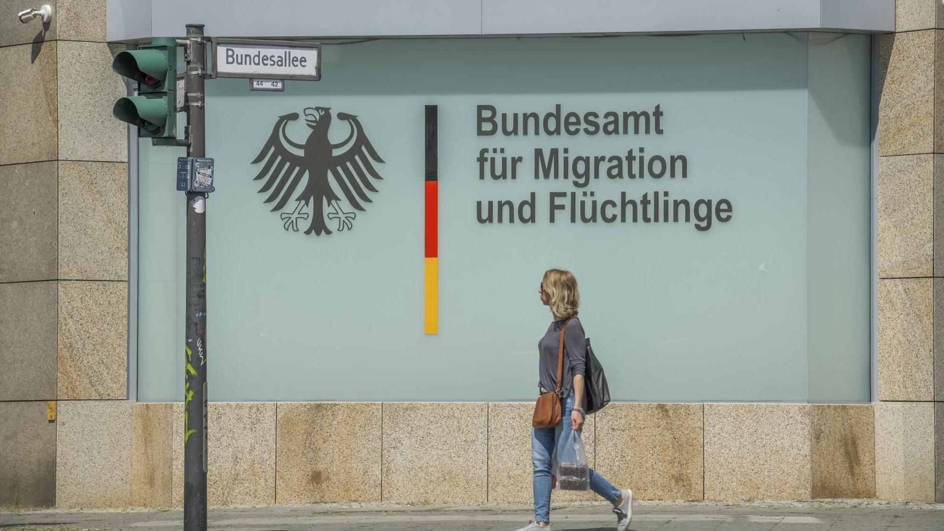 Eine Passantin geht auf der Bundesallee in Berlin am Bundesamt für Migration und Flüchtlinge vorbei