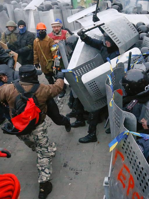 Gewalt zwischen Demonstranten und der Polizei auf dem Maidan.