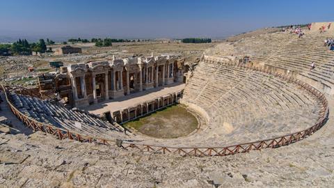 Blick in das Rund des Theaters von Hierapolis, einer antiken griechischen Stadt in der heutigen Türkei.