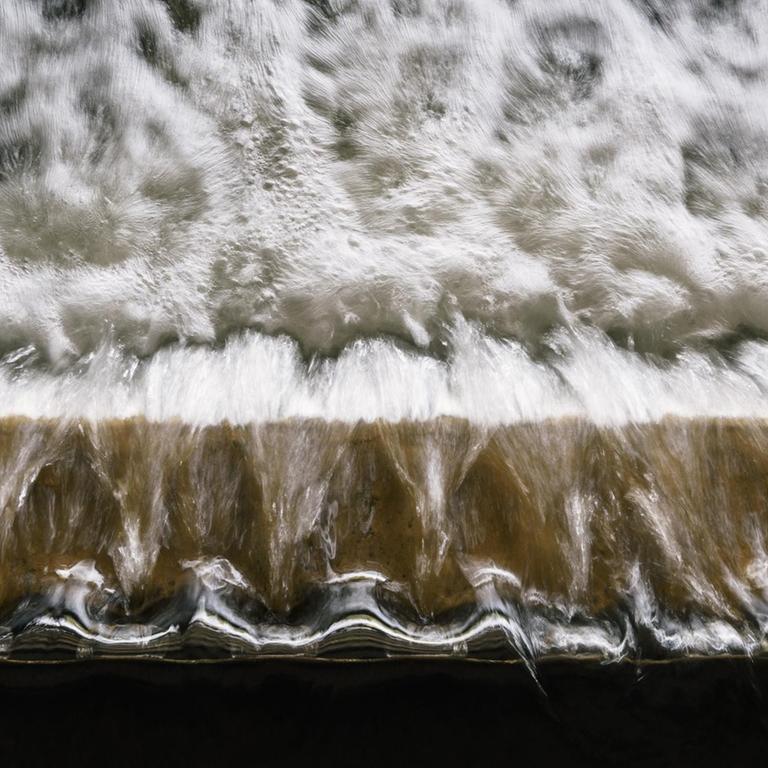 Gereinigtes Wasser strömt in das Filtrationsbecken eines Klärwerks
