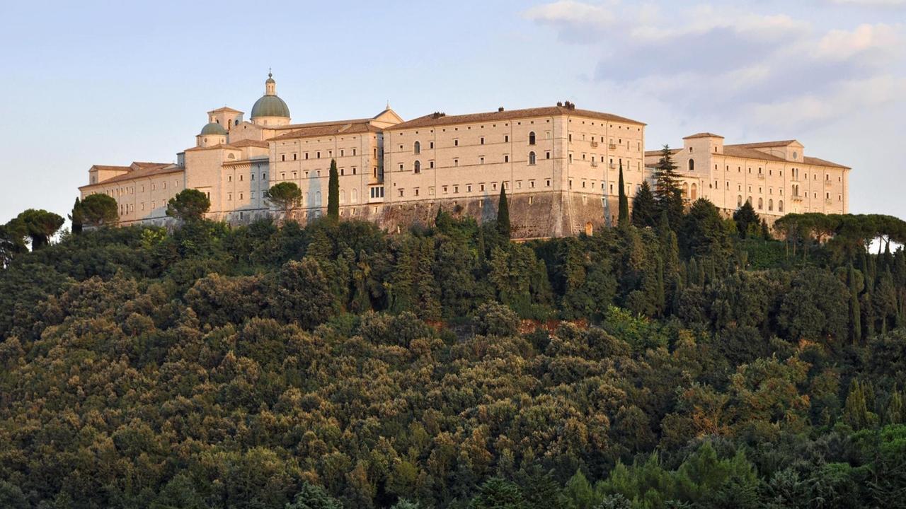 Gesamtansicht der Benediktinerabtei Montecassino in Italien