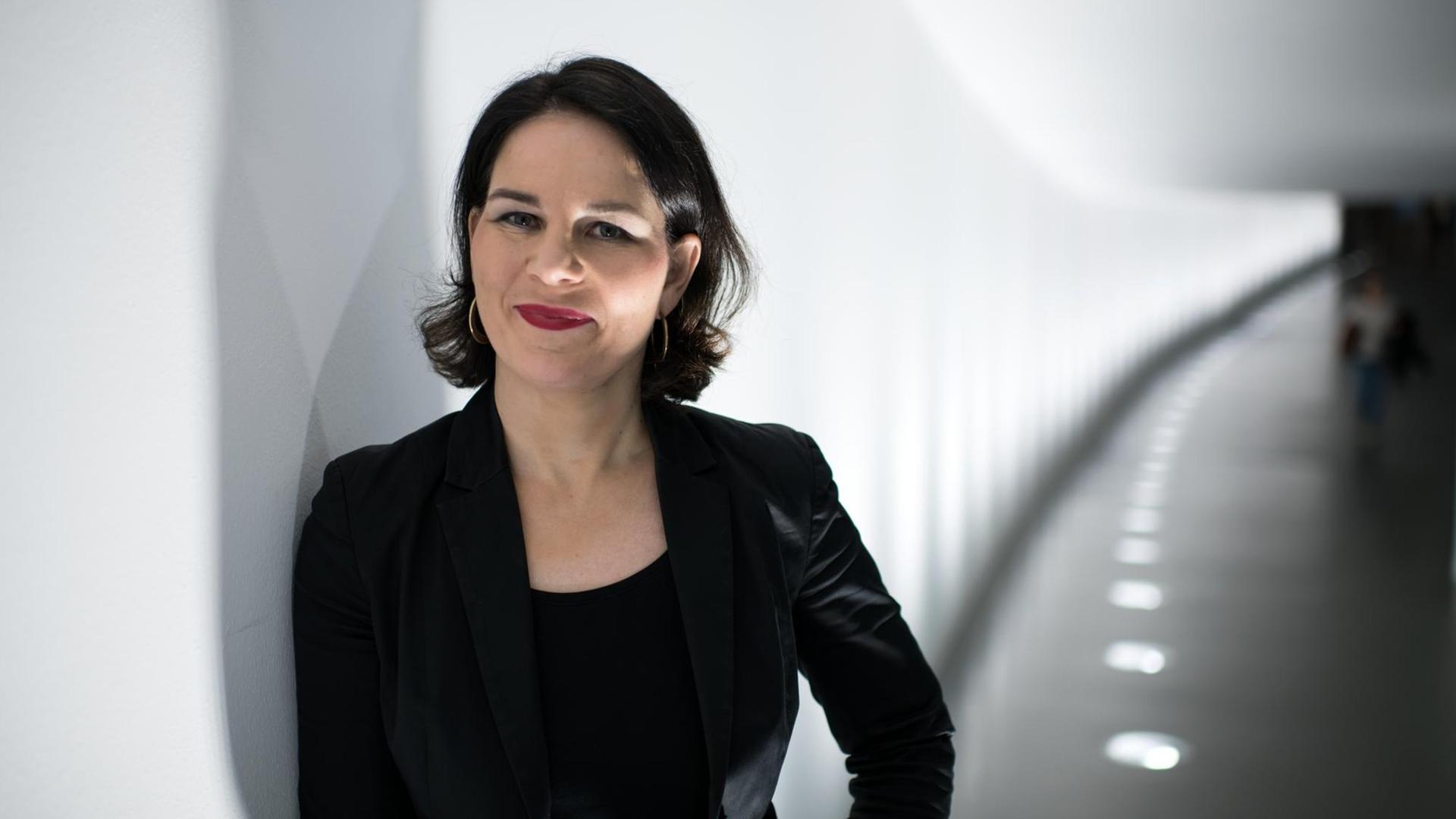 Annalena Baerbock (Bündnis 90/Die Grünen) steht am 10.01.2018 im Deutschen Bundestag in Berlin. Die 37-jährige Hannoveranerin sitzt seit 2013 für die Brandenburger Grünen im Bundestag und kandidiert jetzt für den Parteivorsitz bei Bündnis 90/Die Grünen.