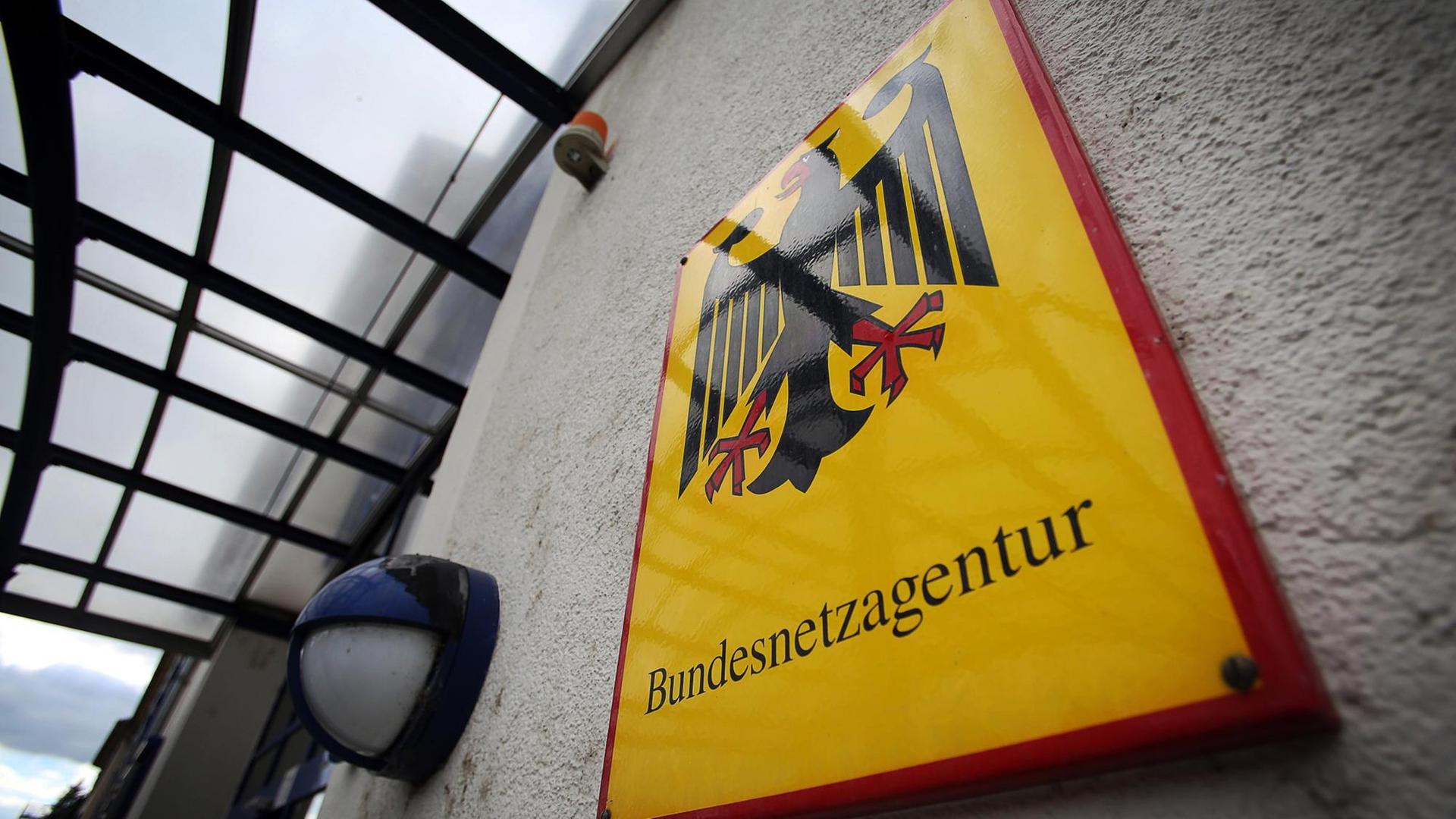 Ein Schild mit Bundes-Adler und dem Schriftzug "Bundesnetzagentur" weist am 27.05.2015 in Mainz (Rheinland-Pfalz) auf die Bundesnetzagentur hin. Ein Schild mit Bundes-Adler und dem Schriftzug "Bundesnetzagentur" weist am 27.05.2015 in Mainz (Rheinland-Pfalz) auf die Bundesnetzagentur hin.
