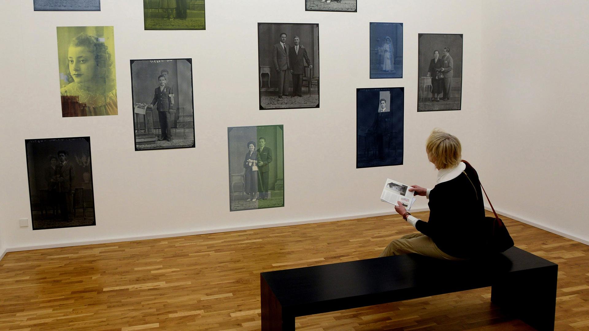 Eine Frau betrachtet am Donnerstag (29.11.2012) im Museum für Gegenwartskunst in Siegen in der Ausstellung "Lieber Aby Warburg, was tun mit Bildern?" (02.12.2012 bis 03.03.2013)