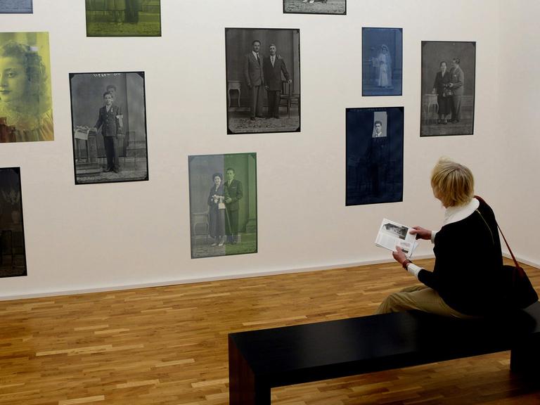Eine Frau betrachtet am Donnerstag (29.11.2012) im Museum für Gegenwartskunst in Siegen in der Ausstellung "Lieber Aby Warburg, was tun mit Bildern?" (02.12.2012 bis 03.03.2013)