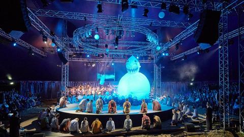 Eine Foto von der Premiere von »Scheherazades Träume« der Stadtteiloper 2019 der Deutschen Kammerphilharmonie Bremen in Kooperation mit der Gesamtschule Ost aus Bremen.