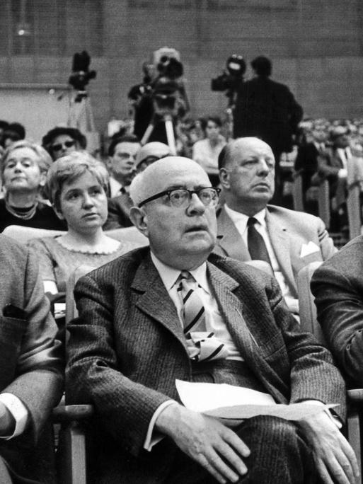 (L-r) Der Schriftsteller Heinrich Böll, der Soziologie-Professor Theodor Adorno und der Verleger Siegfried Unseld hören am 28.5.1968 bei einer Veranstaltung gegen die Notstandsgesetzgebung im Großen Sendesaal des Hessischen Rundfunks in Frankfurt am Main einem Vortrag zu.